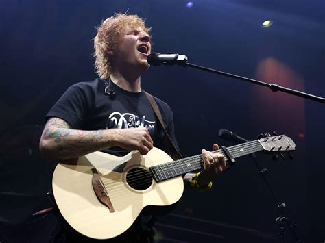 What Guitar Does Ed Sheeran Use: A Symphony of Strings and Stories